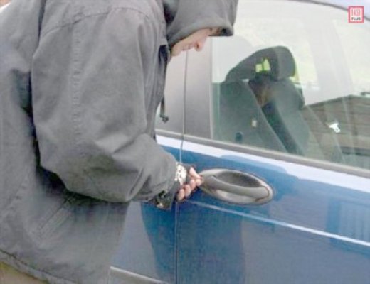 Un tânăr care a spart un Audi la doi paşi de Parchet, arestat